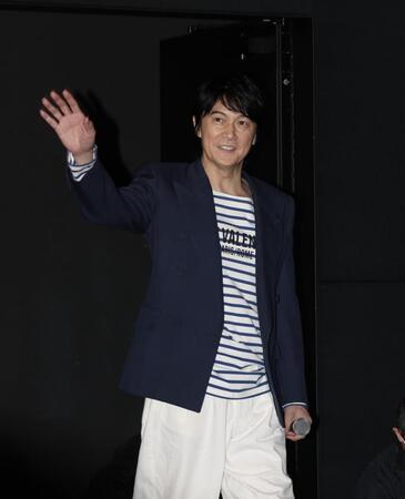 手を振る福山雅治（撮影・石井剣太郎）