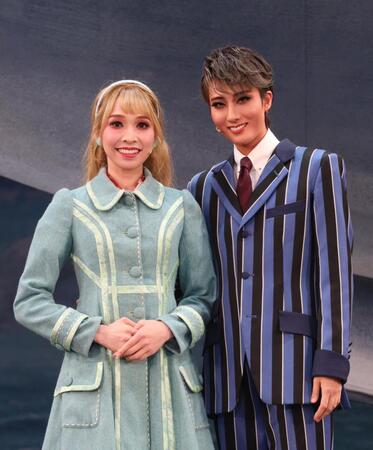 星組新人公演「恋する天動説」に主演した大希颯（右）と碧羽陽