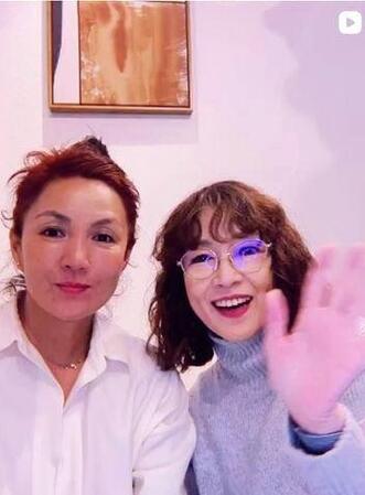 吉本多香美（左）のインスタグラム＠ｙｏｓｈｉｍｏｔｏｔａｋａｍｉ（２５年５月１０日付）より
