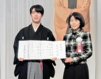 日本将棋連盟の清水市代会長（右）から推挙状を受け取った藤井聡太竜王＝都内