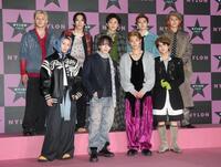 ポーズをとる超特急の（前列左から）シューヤ、マサヒロ、アロハ、ハル（後列同）カイ、リョウガ、タクヤ、ユーキ、タカシ（撮影・石井剣太郎）