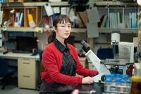 借金６００万の研究員を演じる黒木華Ⓒ２０２６「マジカル・シークレット・ツアー」製作委員会