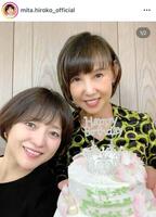 ２５年３月、鳥越マリ（右）の誕生日を祝った三田寛子（左）。インスタグラム＠ｍｉｔａ．ｈｉｒｏｋｏ＿ｏｆｆｉｃｉａｌより