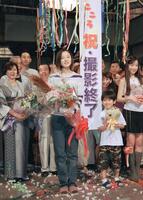 　２００３年、朝ドラ「こころ」クランクアップ。中央が中越典子