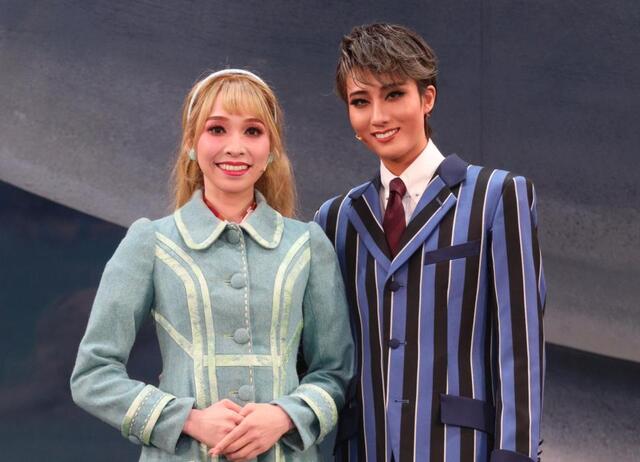 星組新人公演「恋する天動説」に主演した大希颯（右）と碧羽陽