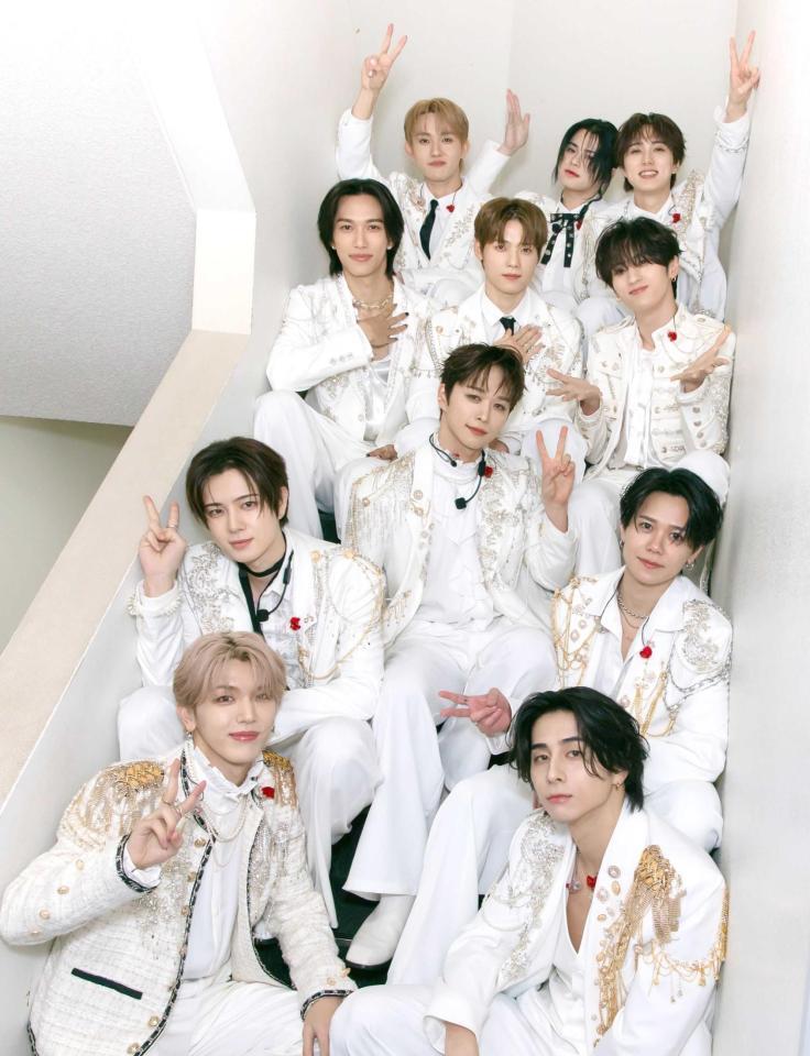 舞台裏で笑顔を見せたＩＮＩⒸＬＡＰＯＮＥ　ＥＮＴＥＲＴＡＩＮＭＥＮＴ