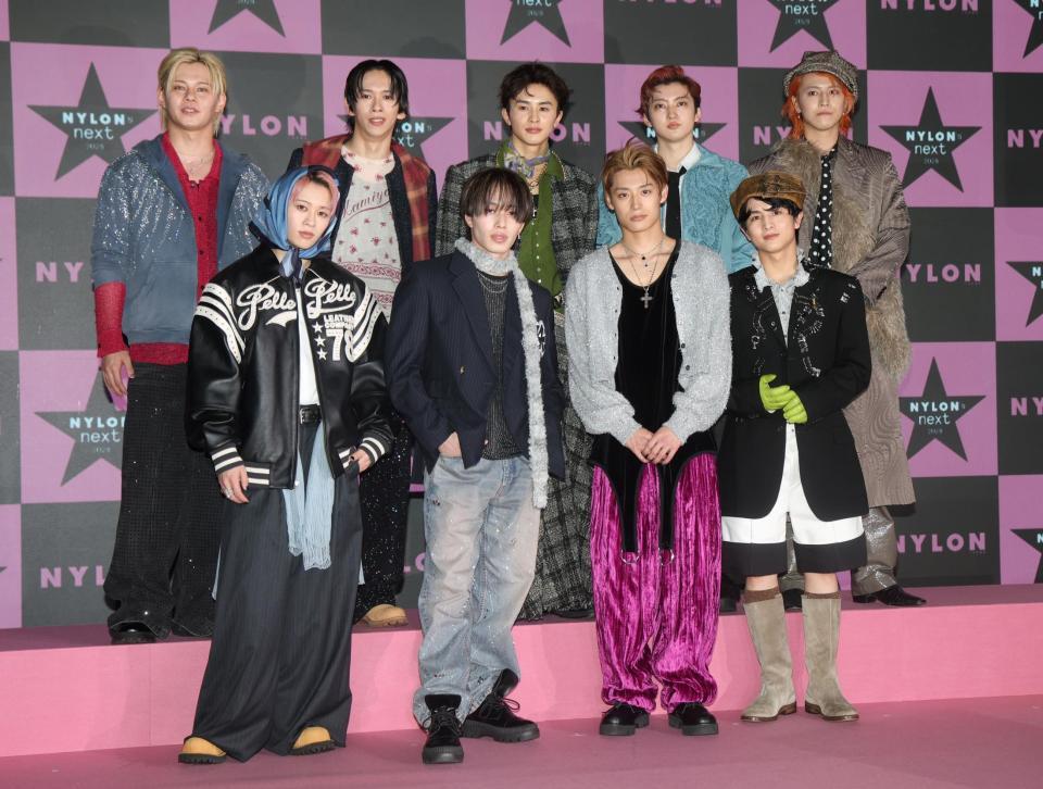 ポーズをとる超特急の（前列左から）シューヤ、マサヒロ、アロハ、ハル（後列同）カイ、リョウガ、タクヤ、ユーキ、タカシ（撮影・石井剣太郎）