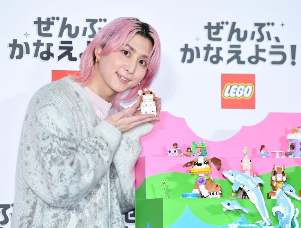 レゴのどうぶつシリーズを手に笑顔の佐久間大介（撮影・開出牧）