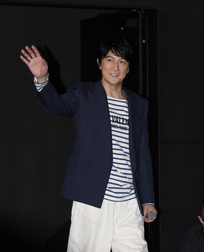 手を振る福山雅治（撮影・石井剣太郎）