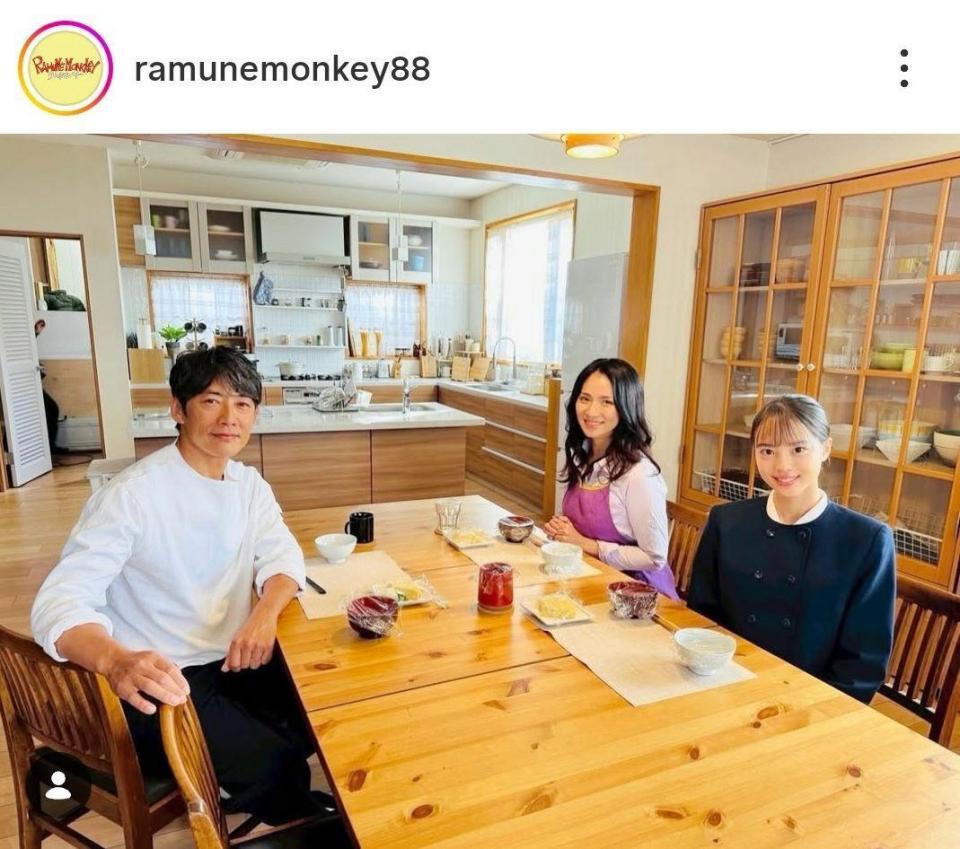 反町隆史（左）の妻を演じる野波麻帆（中央）。「ラムネモンキー」の公式インスタグラム＠ｒａｍｕｎｅｍｏｎｋｅｙ８８より