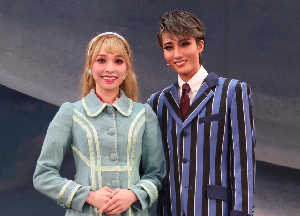 星組新人公演「恋する天動説」に主演した大希颯（右）と碧羽陽