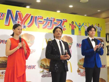 マクドナルド「Ｎ．Ｙ．バーガーズ」新商品発表会に出席した（左から）みちょぱ、ＧＥＮＥＲＡＴＩＯＮＳの数原龍友、片寄涼太