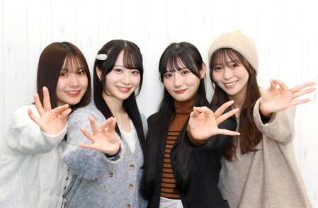 ポーズを決めるＲａｉｎ　Ｔｒｅｅの（左から）仲俣美希、橋本真希、佐藤莉華、新野楓果（撮影・佐々木彰尚）