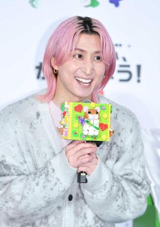 ハムスターがついたマイクを持つ