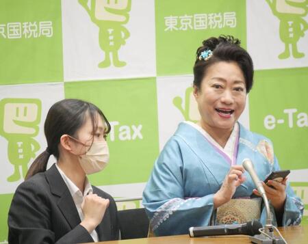 スマホでの確定申告書作成を体験する山村紅葉