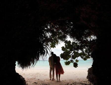 結婚を発表した長谷川ミラ夫婦