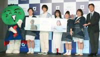 （左から）すだちくん、大島美幸、犬飼貴丈、瀬戸璃子、村上知子、黒沢かずこ、後藤田正純氏