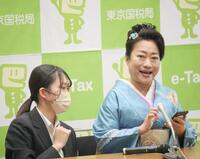 スマホでの確定申告書作成を体験する山村紅葉