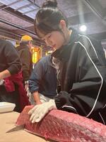 「小田原あじ・地魚まつり　２０２５」で魚をさばくＡＫＢ４８花田藍衣ⓒＡＫＢ４８