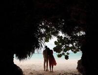 結婚を発表した長谷川ミラ夫婦