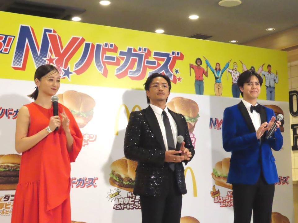 マクドナルド「Ｎ．Ｙ．バーガーズ」新商品発表会に出席した（左から）みちょぱ、ＧＥＮＥＲＡＴＩＯＮＳの数原龍友、片寄涼太