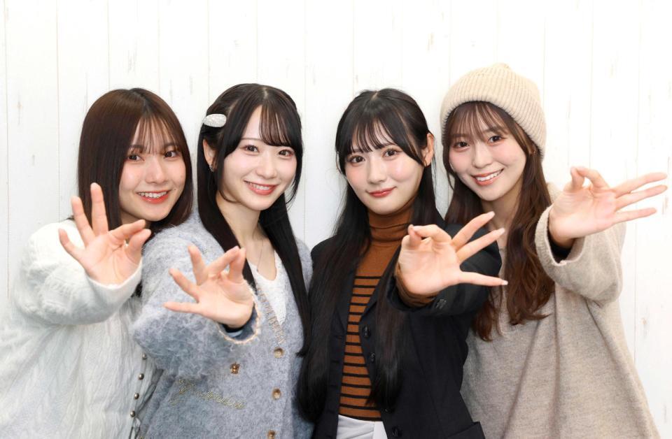 ポーズを決めるＲａｉｎ　Ｔｒｅｅの（左から）仲俣美希、橋本真希、佐藤莉華、新野楓果（撮影・佐々木彰尚）