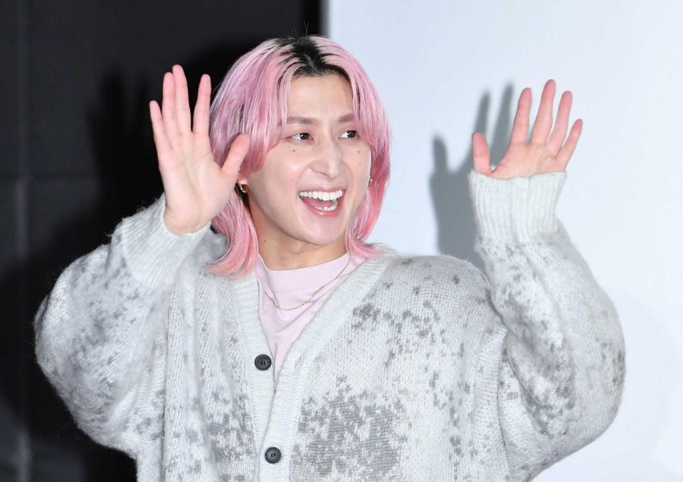 　笑顔をふりまく