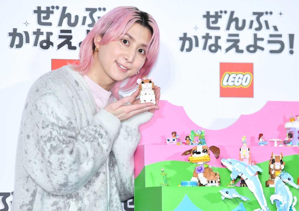 どうぶつシリーズを手に笑顔の佐久間大介（撮影・開出牧）