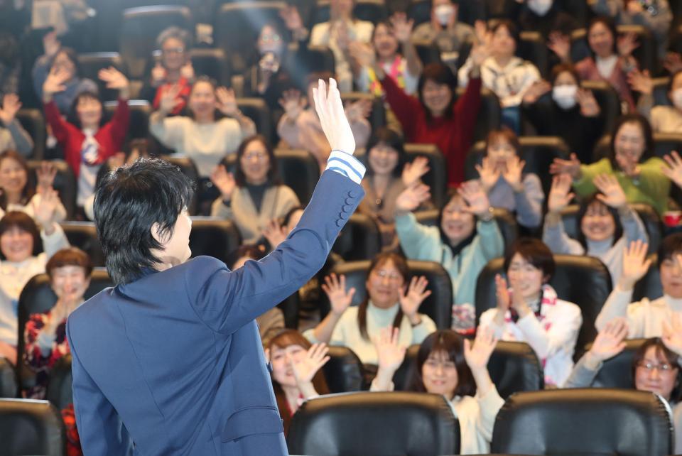 ファンに手を振る福山雅治（撮影・石井剣太郎）