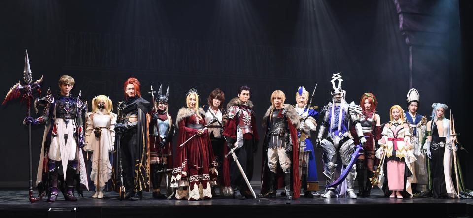 勢ぞろいした（前列左から）雨宮翔、鈴木曉、鈴木紗理奈、武藤潤、吉田仁人、合田雅吏、川上千尋、桜木心菜、（後列左から）鈴木萌花、清井咲希、安田桃太郎、あべこうじ、赤井沙希、福澤希空（撮影・園田高夫）