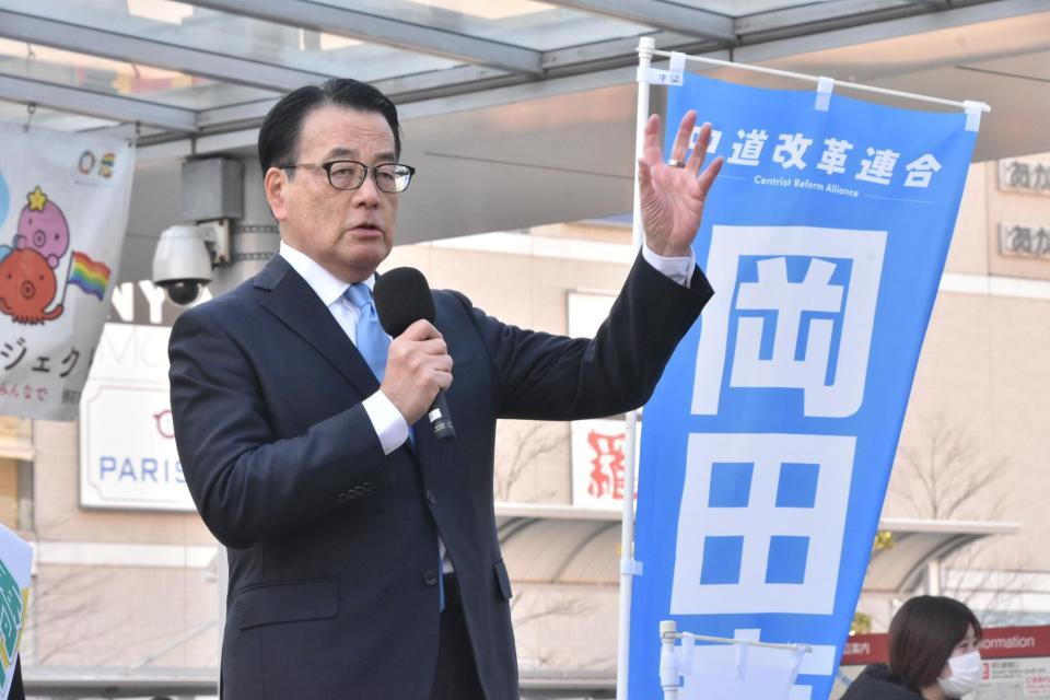 街頭演説を行う中道改革連合の岡田克也氏