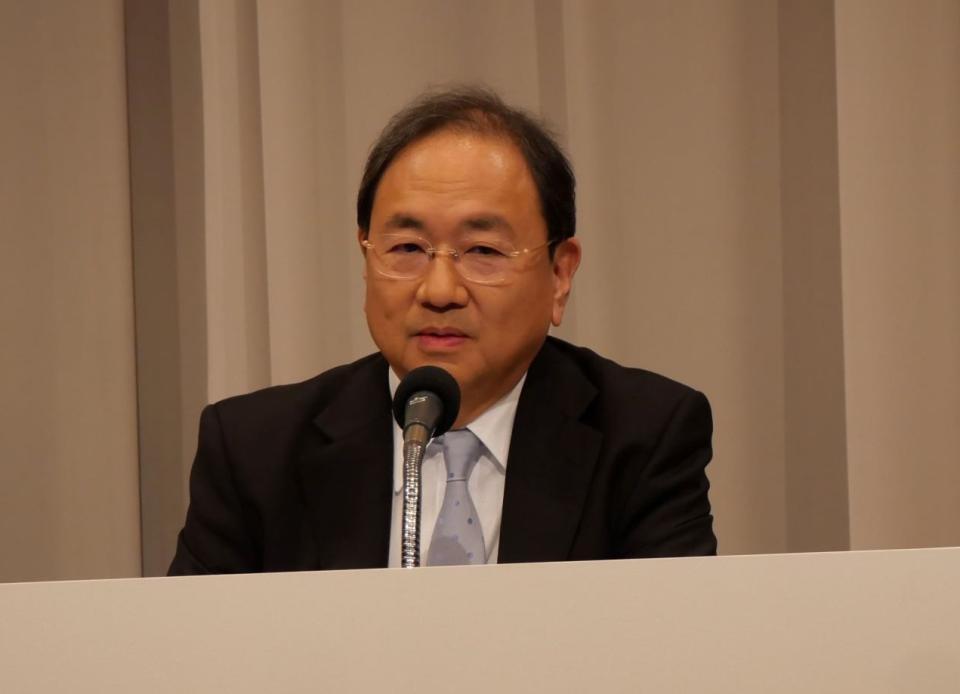 騒動から１年経過の所感を述べた清水賢治社長