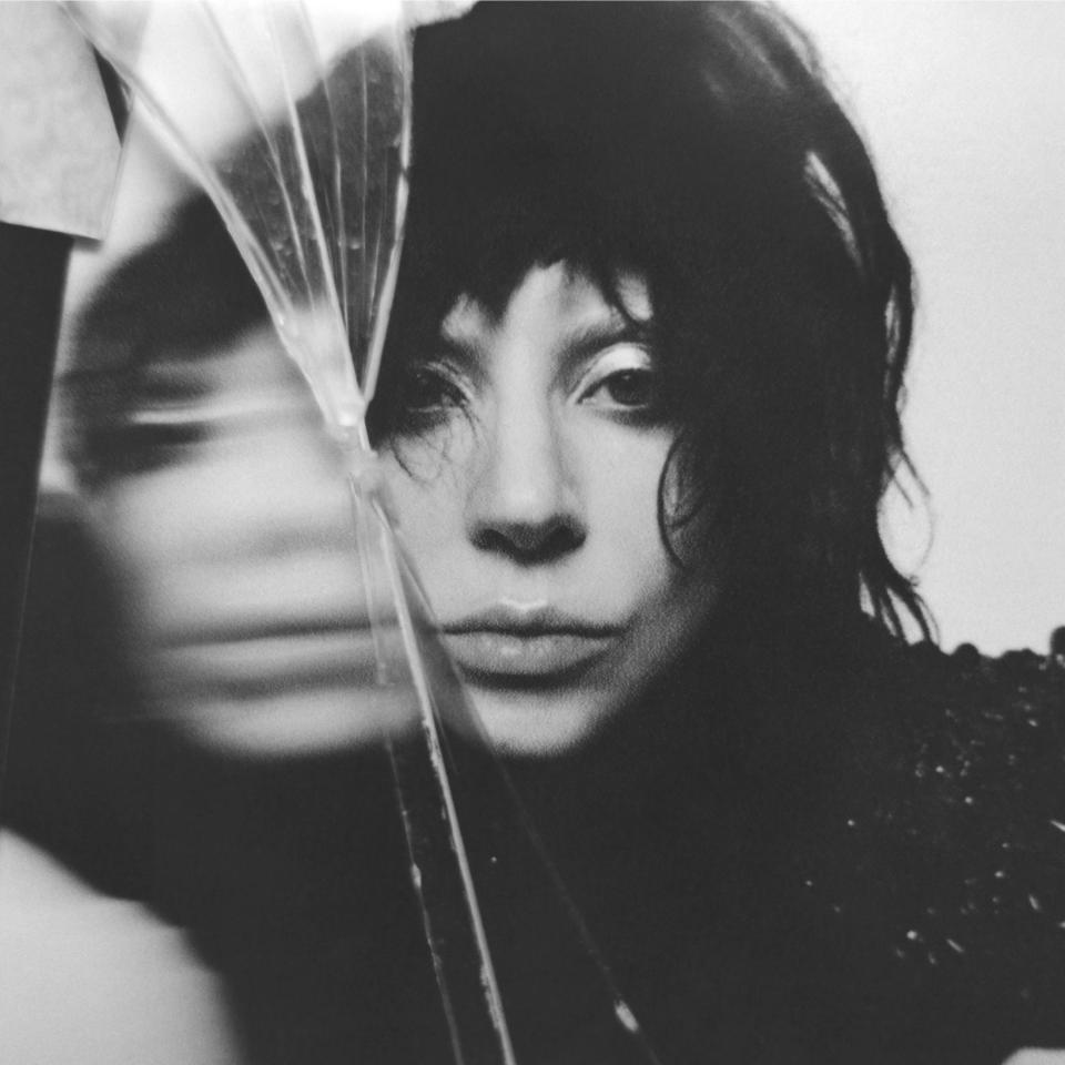 第６８回グラミー賞で受賞に期待がかかるレディー・ガガの最新アルバム「ＭＡＹＨＥＭ」のジャケット写真