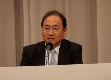 騒動から１年経過の所感を述べた清水賢治社長