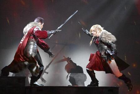 迫力の殺陣シーンを見せる武藤（左）と吉田