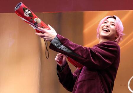 祝砲バズーカを手にする佐久間