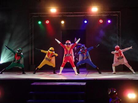 ５０年ぶりに５人そろってヒーローショーに登場した秘密戦隊ゴレンジャー