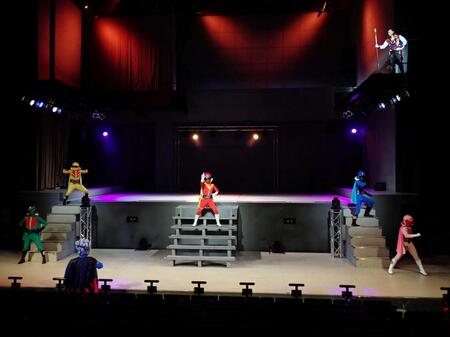 ５０年ぶりに５人そろってヒーローショーに登場した秘密戦隊ゴレンジャー