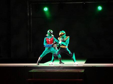 秘密戦隊ゴレンジャーのミドレンジャー（左）とナンバーワン戦隊ゴジュウジャーのゴジュウイーグルが激突