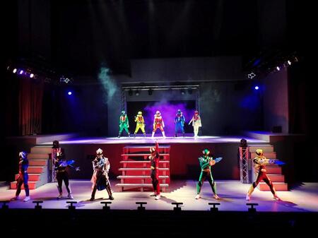 ナンバーワン戦隊ゴジュウジャー（手前）と５０年ぶりに５人そろってヒーローショーに登場した秘密戦隊ゴレンジャー