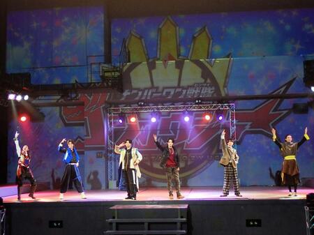 「ナンバーワン戦隊ゴジュウジャーショー」に出演した（左から）三本木大輔、鈴木秀脩、木村魁希、冬野心央、松本仁、神田聖司