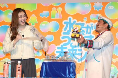 実験に参加するゆうちゃみ（左）＝撮影・石井剣太郎