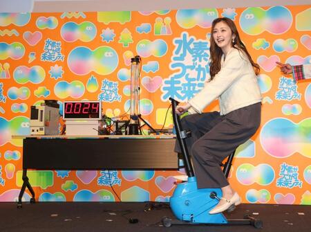 水素の生成を体験するゆうちゃみ（撮影・石井剣太郎）