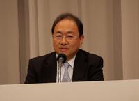 騒動から１年経過の所感を述べた清水賢治社長