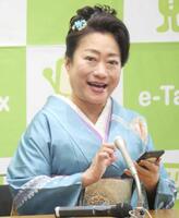 スマホで確定申告をする山村紅葉