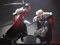 迫力の殺陣シーンを見せる武藤（左）と吉田