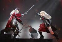 迫力の殺陣シーンを見せる武藤（左）と吉田