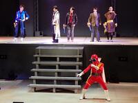 秘密戦隊ゴレンジャーのアカレンジャー（手前）とナンバーワン戦隊ゴジュウジャー（左から鈴木秀脩、木村魁希、冬野心央、松本仁、神田聖司）