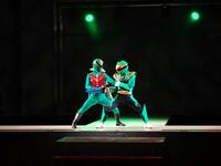 秘密戦隊ゴレンジャーのミドレンジャー（左）とナンバーワン戦隊ゴジュウジャーのゴジュウイーグルが激突