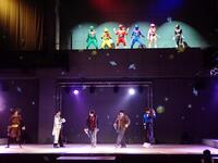 秘密戦隊ゴレンジャー（上）とナンバーワン戦隊ゴジュウジャー（下。左から神田聖司、木村魁希、冬野心央、松本仁、鈴木秀脩）